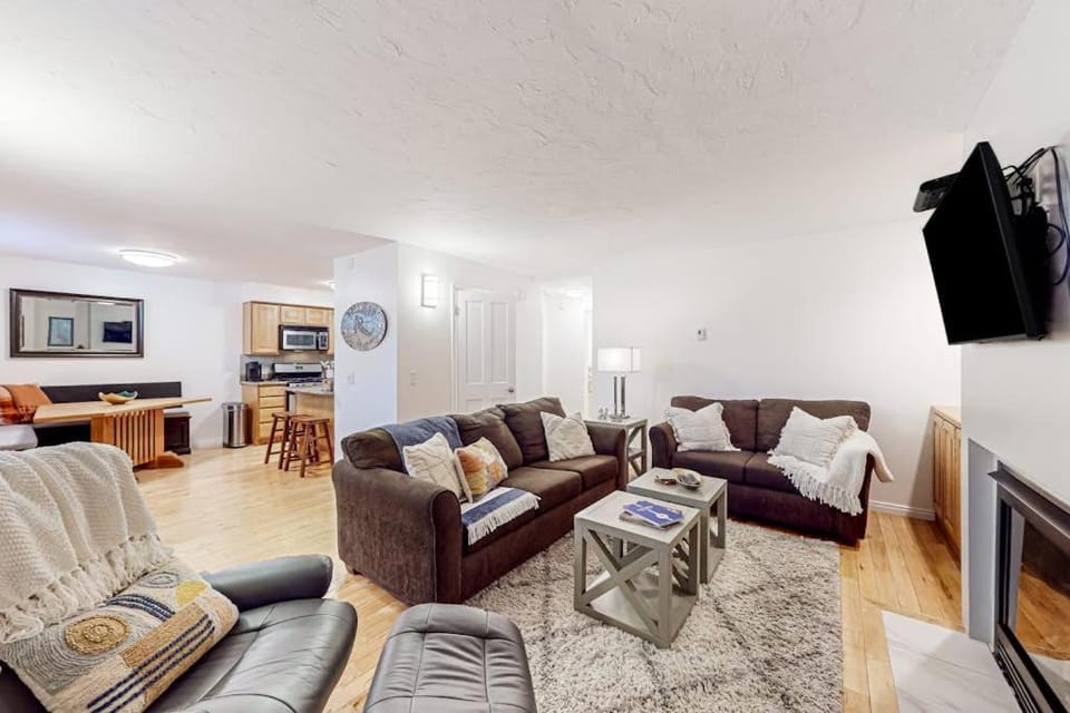 Walkable dog-friendly condo with balcony steps from Old Town Lift House in Park City