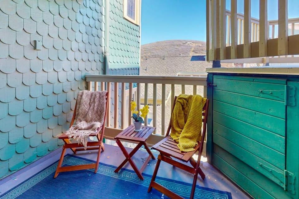 Walkable dog-friendly condo with balcony steps from Old Town Lift House in Park City