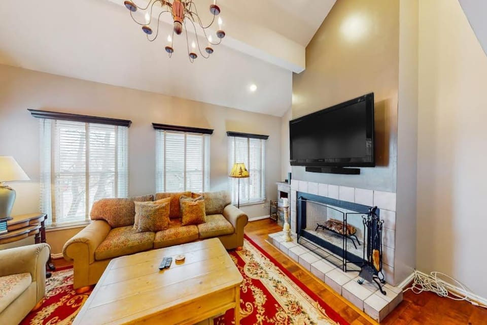 Superb mountain-view condo with Pack-N-Play full kitchen TV & washer & dryer House in Park City