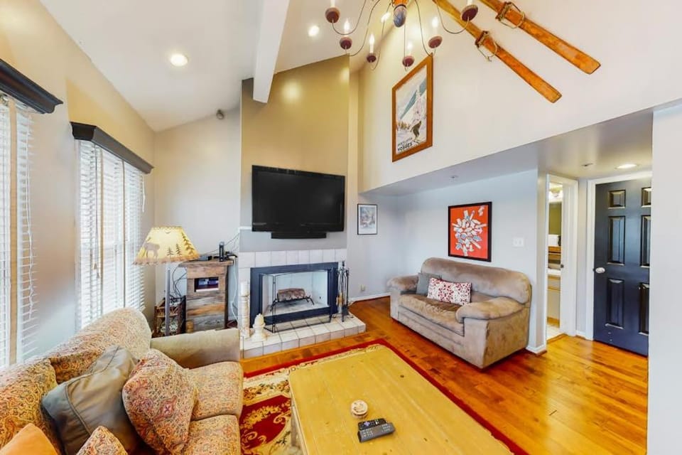 Superb mountain-view condo with Pack-N-Play full kitchen TV & washer & dryer House in Park City