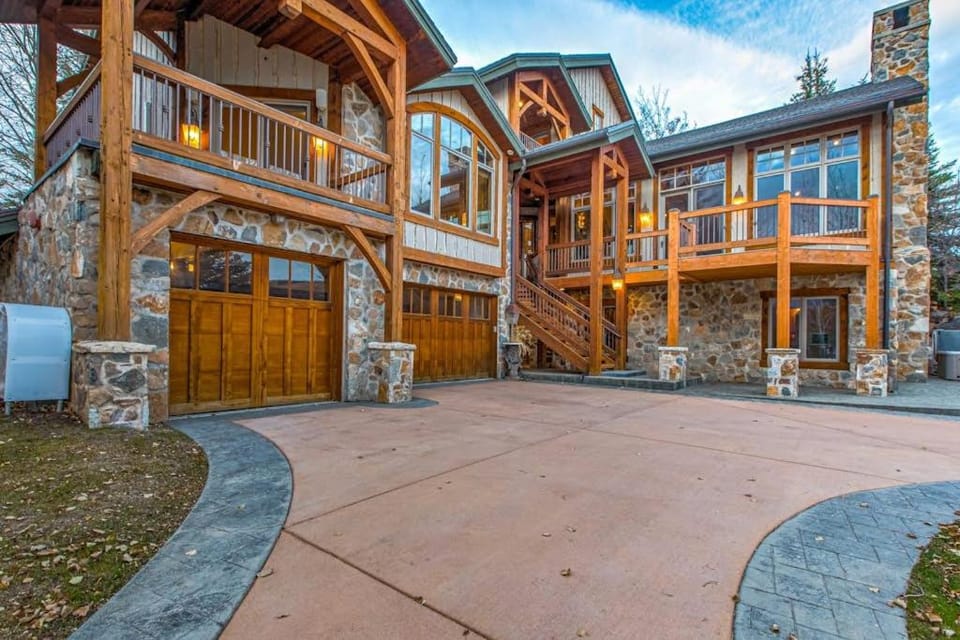 Luxury lodge with hot tub sauna game room movie room & Deer Valley views House in Park City