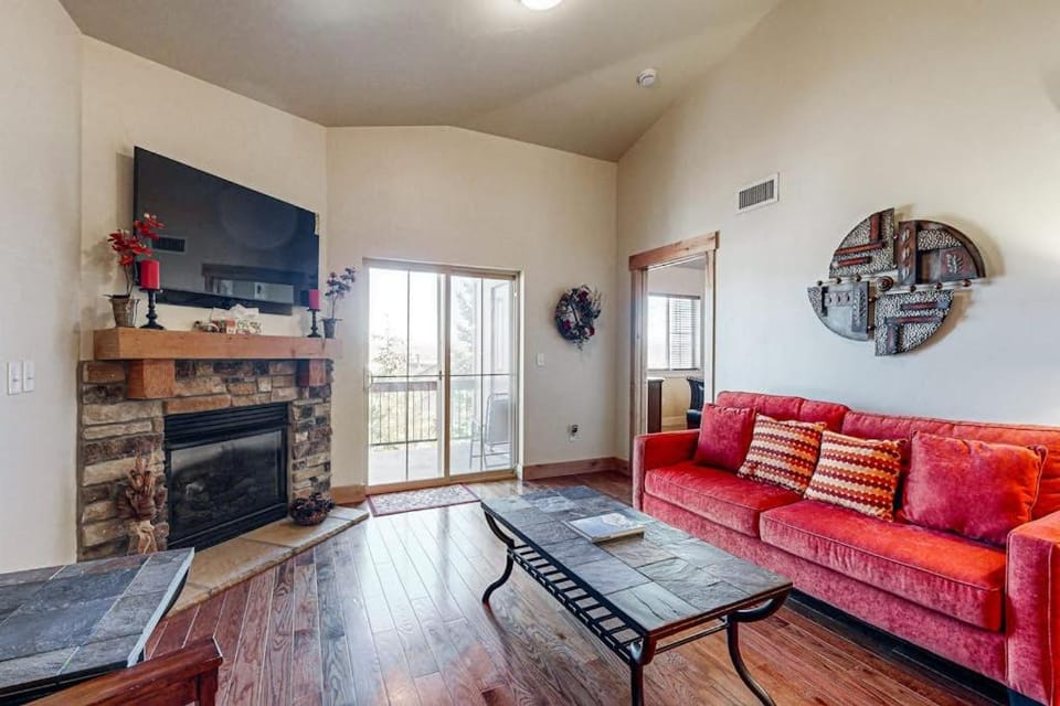 Spacious condo with community pool & hot tub mountain views centrally located House in Summit Park