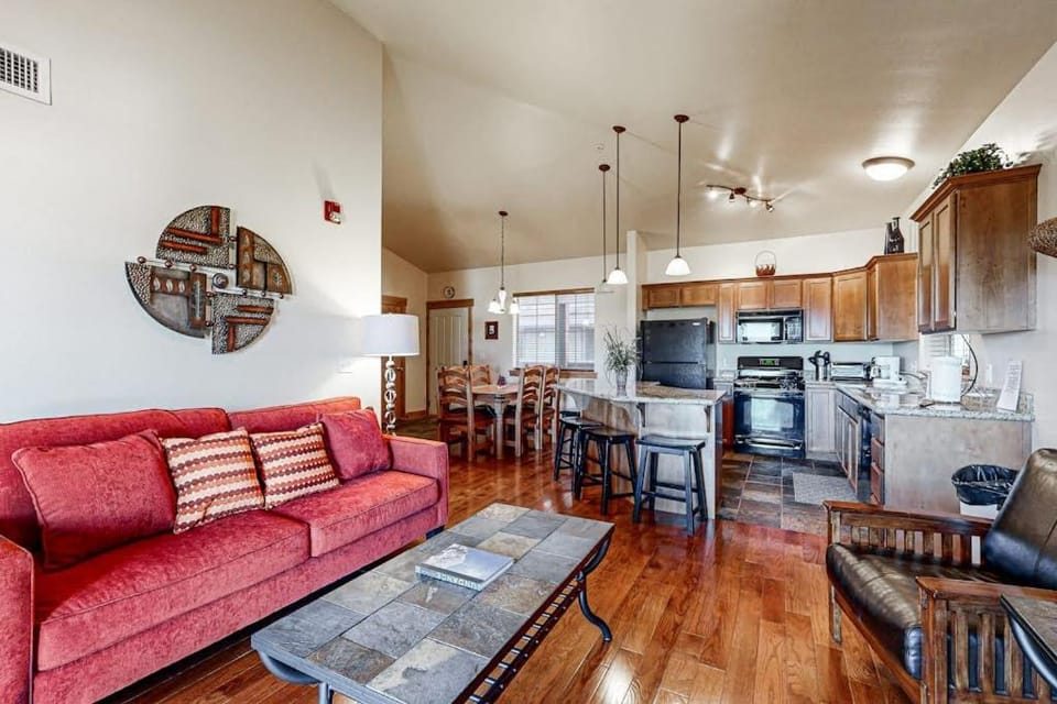 Spacious condo with community pool & hot tub mountain views centrally located House in Summit Park