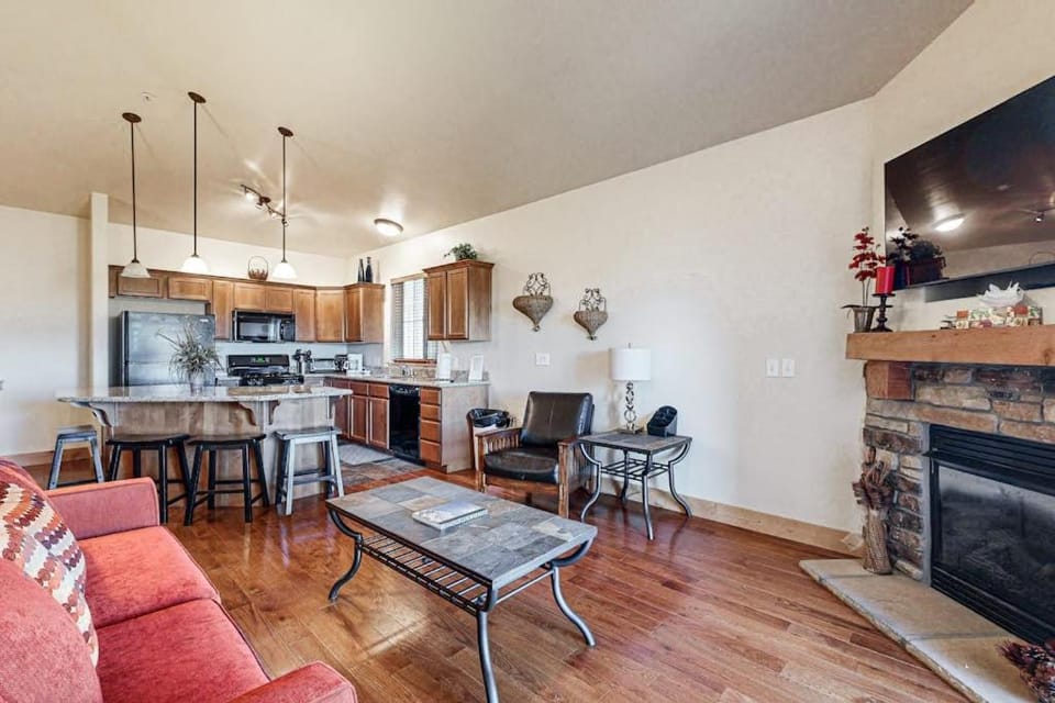 Spacious condo with community pool & hot tub mountain views centrally located House in Summit Park