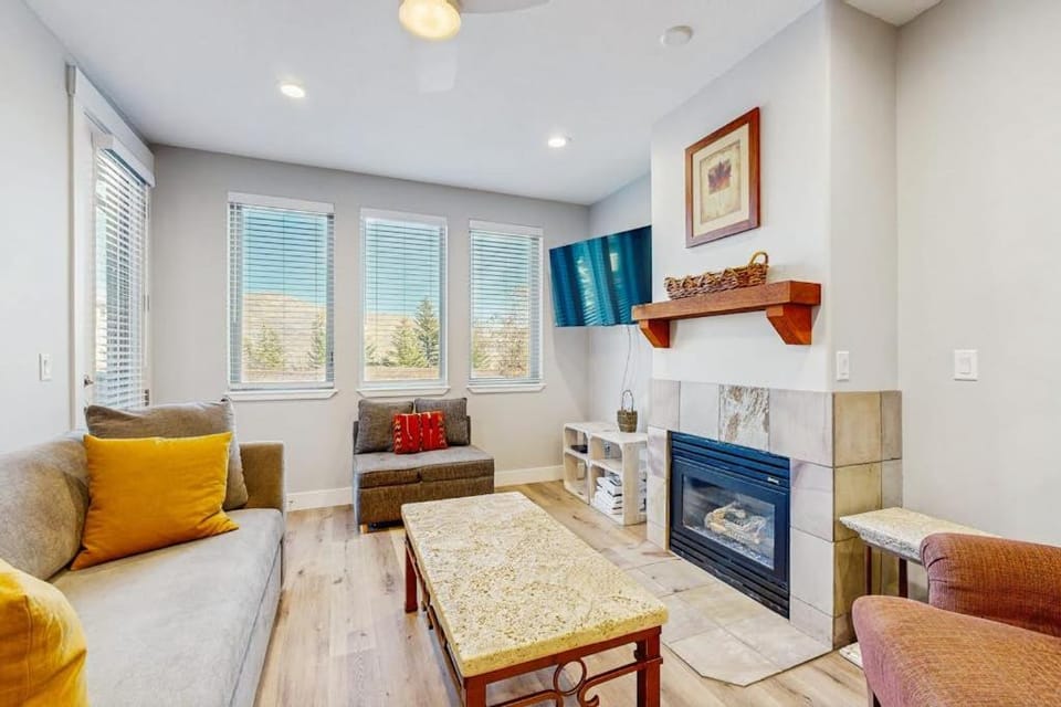 Mountain retreat with fireplace hot tub pool & fitness room House in Summit Park