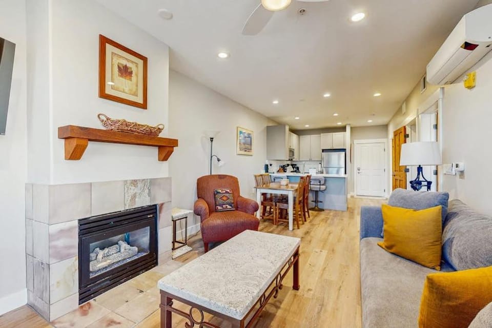 Mountain retreat with fireplace hot tub pool & fitness room House in Summit Park