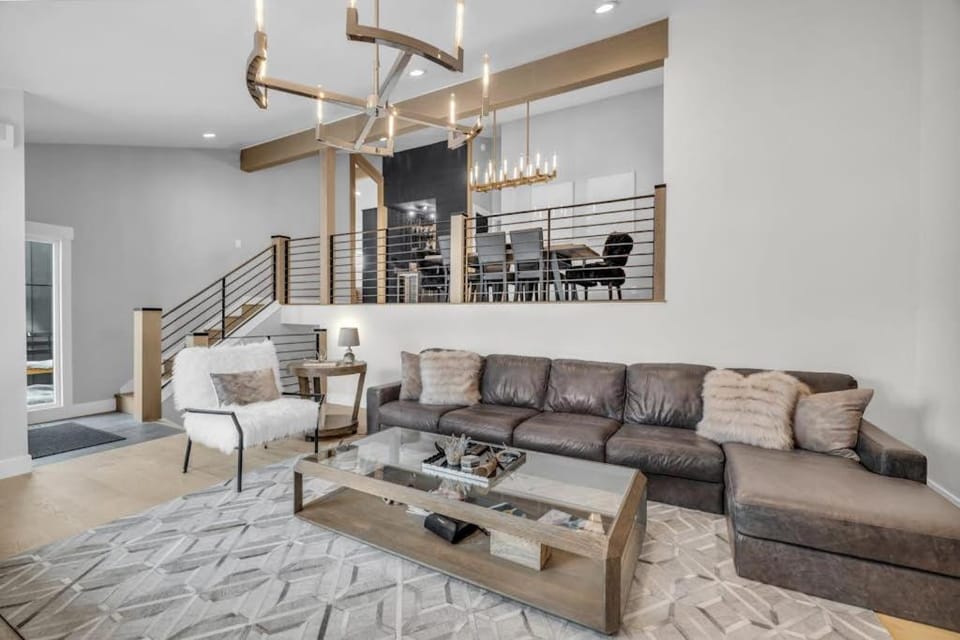 Wow factor mountain views private hot tub fireplace fire pit & walk to lifts House in Snyderville