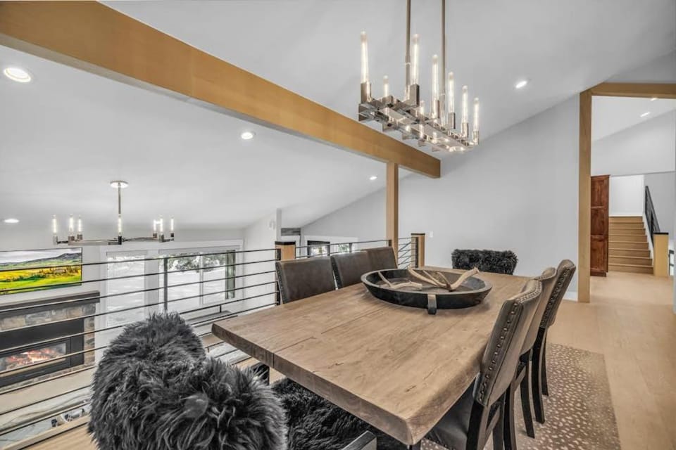Wow factor mountain views private hot tub fireplace fire pit & walk to lifts House in Snyderville