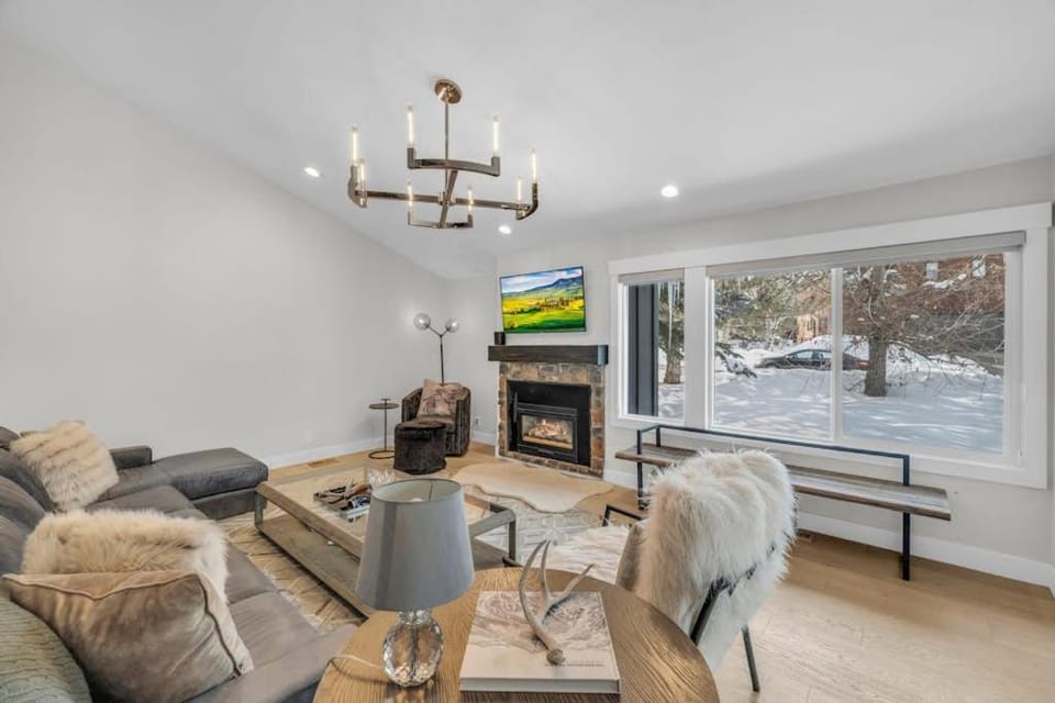 Wow factor mountain views private hot tub fireplace fire pit & walk to lifts House in Snyderville