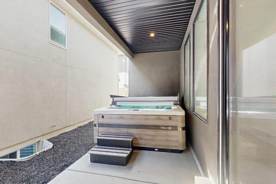 Spacious luxury multi-level home with en-suites patio balcony & hot tub House in Snyderville