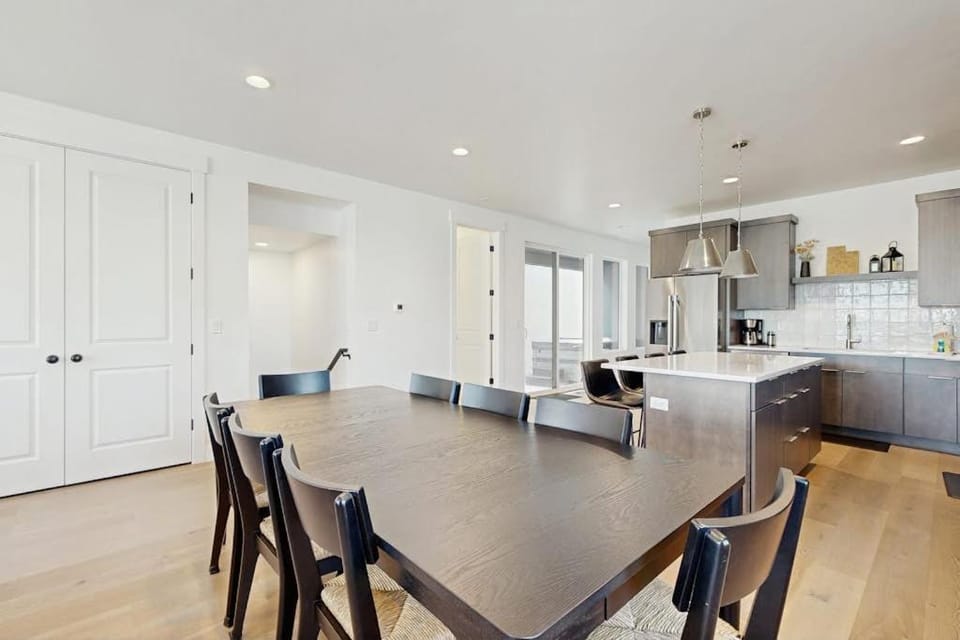 Spacious luxury multi-level home with en-suites patio balcony & hot tub House in Snyderville