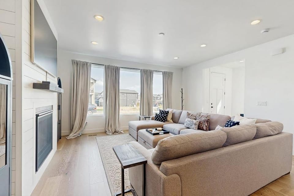 Spacious luxury multi-level home with en-suites patio balcony & hot tub House in Snyderville