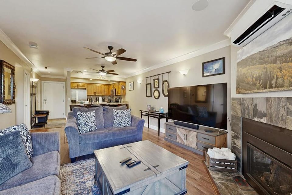 Old Town third-floor Empire condo with fireplace mountain view walk to lifts House in Park City