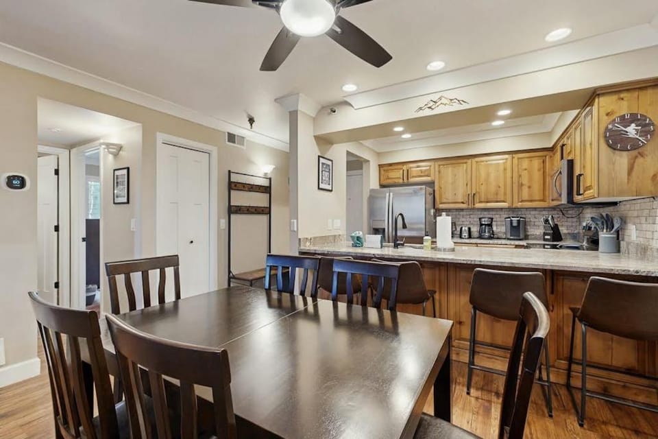 Old Town third-floor Empire condo with fireplace mountain view walk to lifts House in Park City