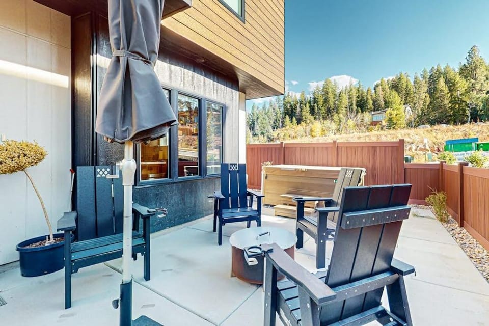 Luxurious dog-friendly home with private hot tub W&D AC WiFi near slopes House in Summit Park