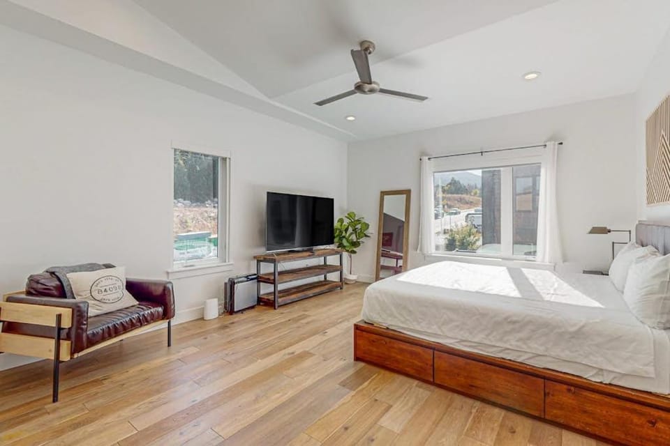 Luxurious dog-friendly home with private hot tub W&D AC WiFi near slopes House in Summit Park