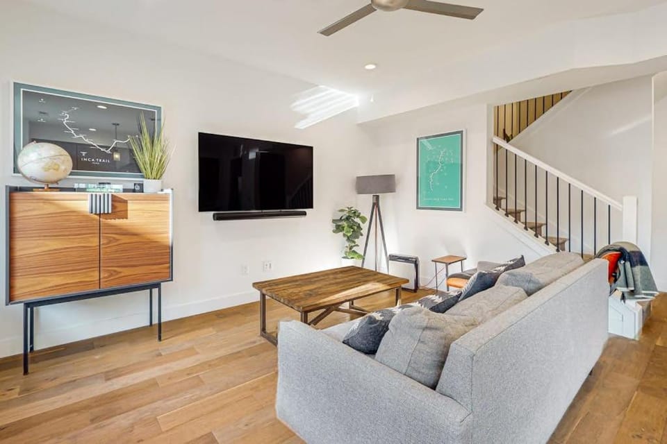 Luxurious dog-friendly home with private hot tub W&D AC WiFi near slopes House in Summit Park