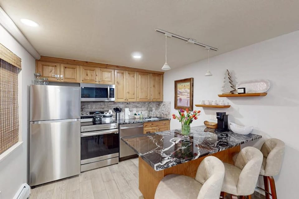 Modern condo just minutes from Park City Mtn Resort & Main Street House in Park City