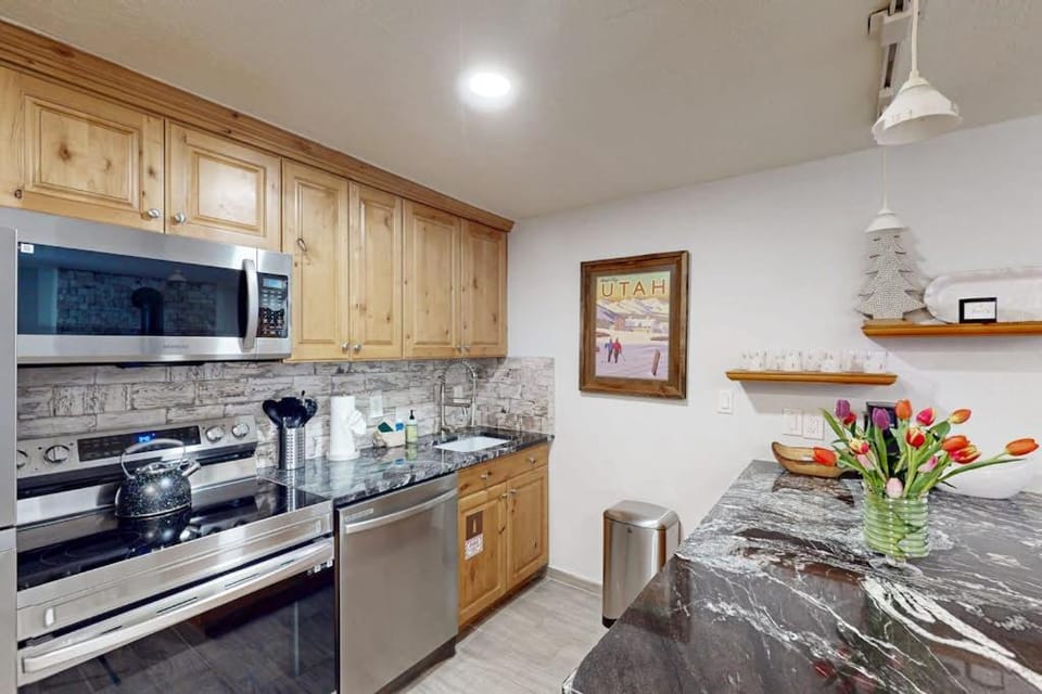 Modern condo just minutes from Park City Mtn Resort & Main Street House in Park City