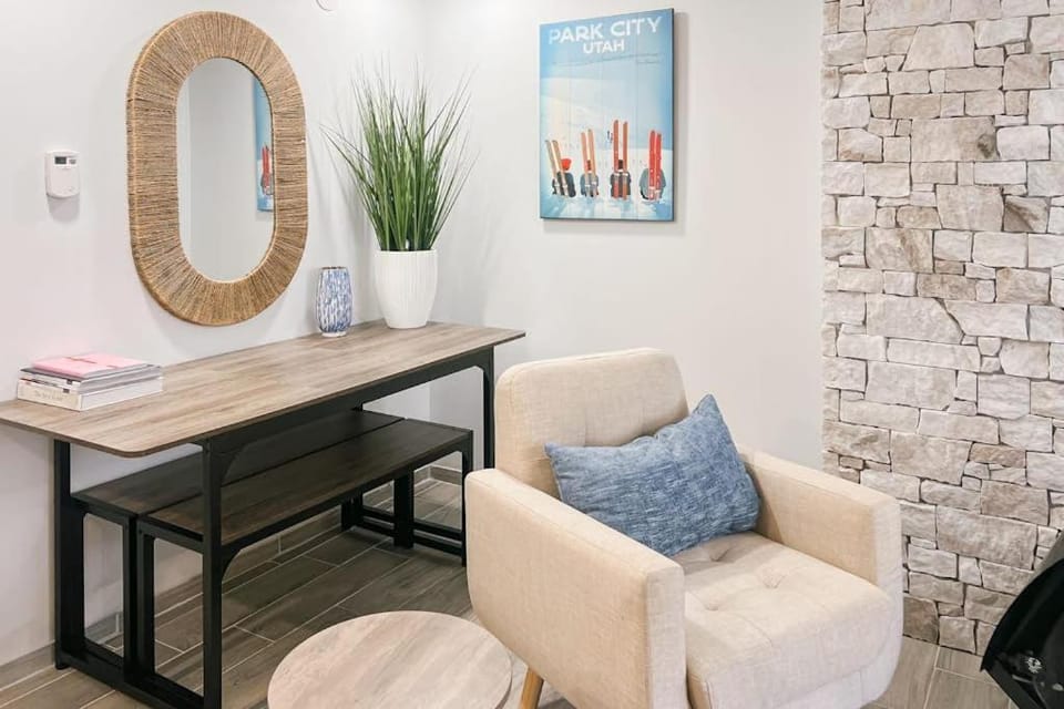 Modern condo just minutes from Park City Mtn Resort & Main Street House in Park City