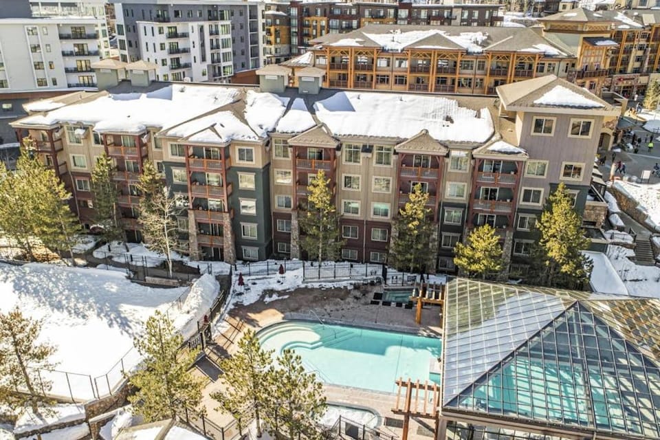 ski-in - ski-out Condo with Shared Hot Tubs & Pool High-Speed WiFi & Central AC House in Wasatch County
