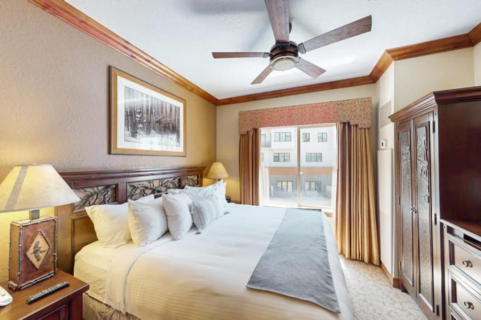 ski-in - ski-out Condo with Shared Hot Tubs & Pool High-Speed WiFi & Central AC House in Wasatch County