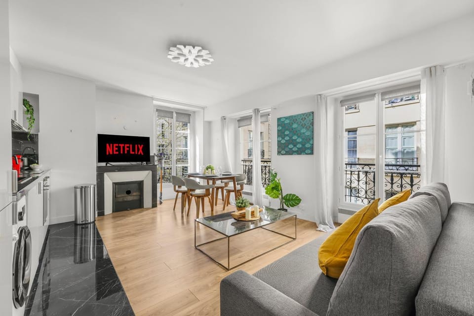 Bed, TV and multimedia, Living room, Seating area, Dining area