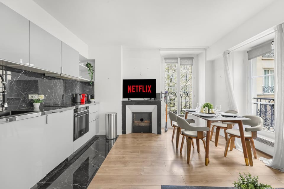 TV and multimedia, Living room, Seating area, Dining area, oven, stove