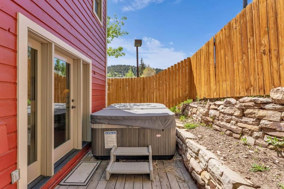 Charming house overlooking Main St with hot tub - Walk to Slopes House in Park City