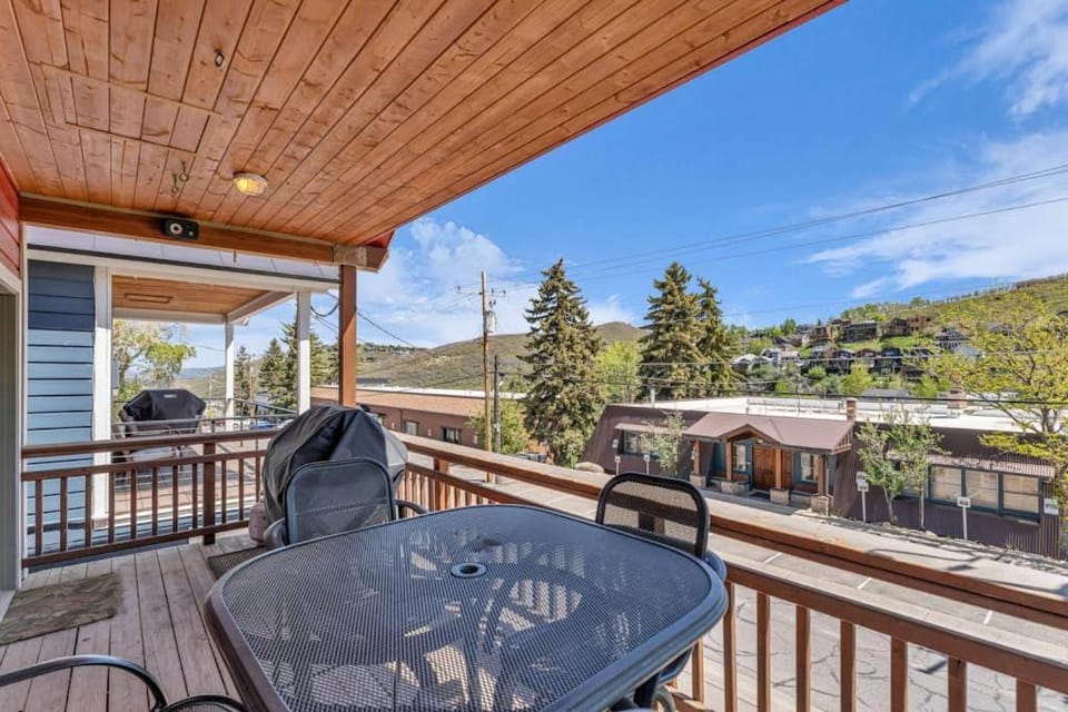 Charming house overlooking Main St with hot tub - Walk to Slopes House in Park City