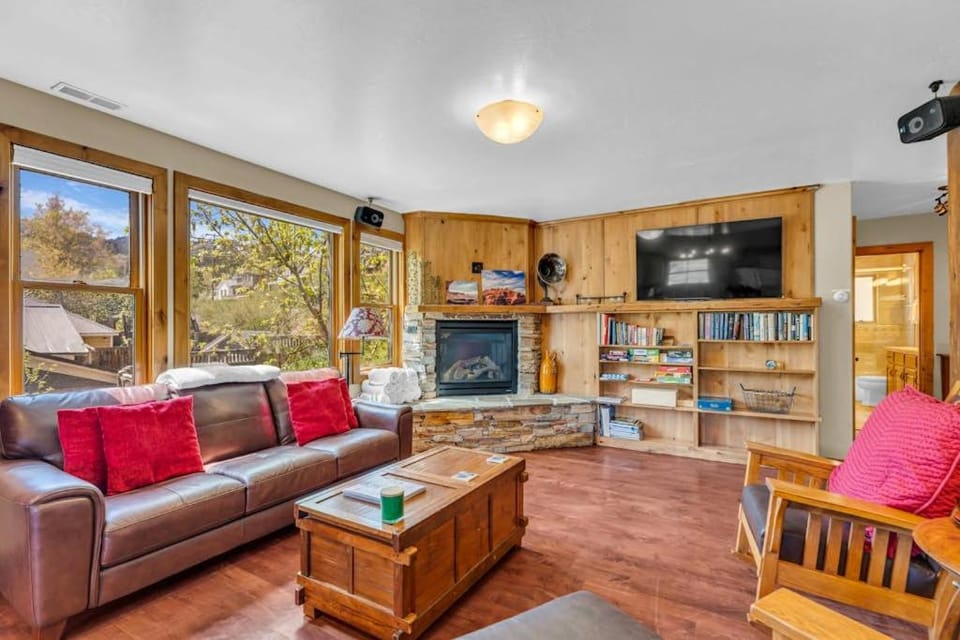 Charming house overlooking Main St with hot tub - Walk to Slopes House in Park City