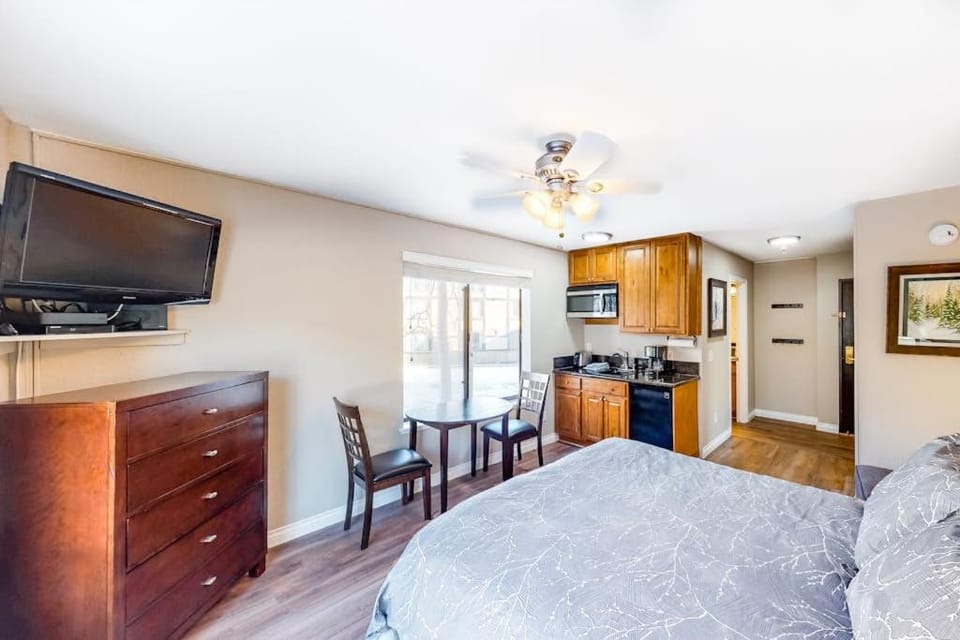 Bright condo near slopes with pool hot tub & access to W&D - near golf skiing Apartment in Park City