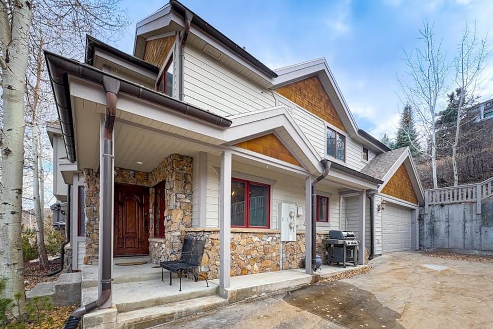 Updated Condo minutes from downtown & slopes with hot tub House in Park City