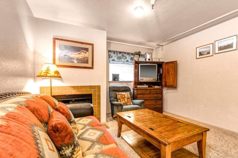 Cozy walkable condo with Wifi shared pool & hot tub - close to slopes Apartment in Park City