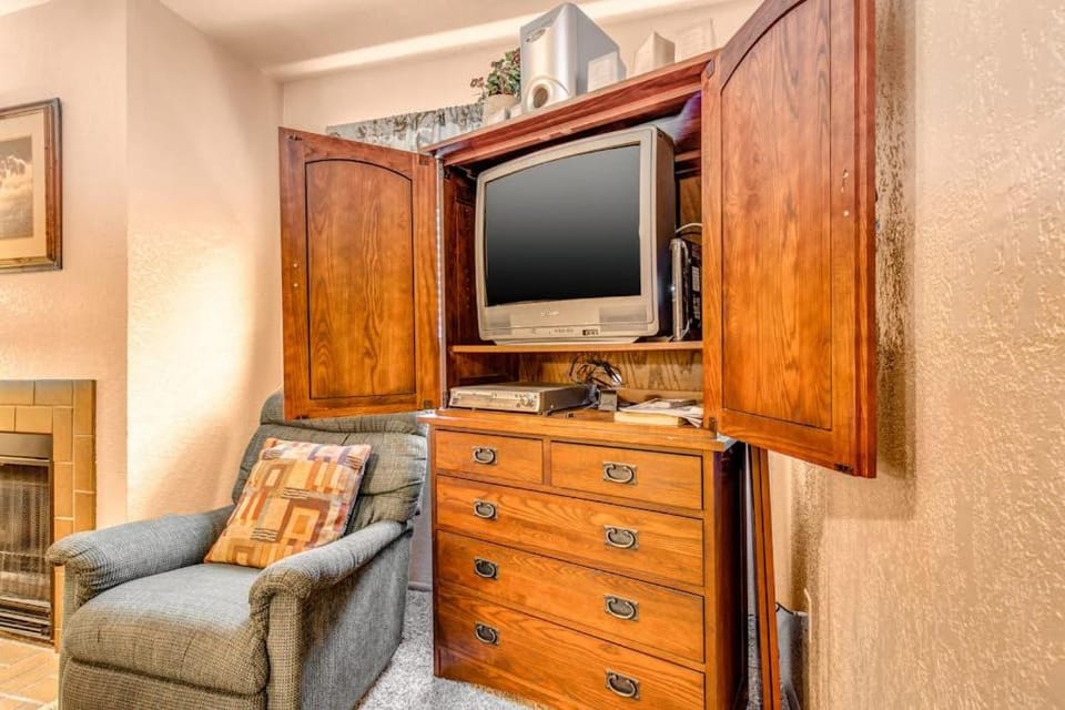 Cozy walkable condo with Wifi shared pool & hot tub - close to slopes Apartment in Park City