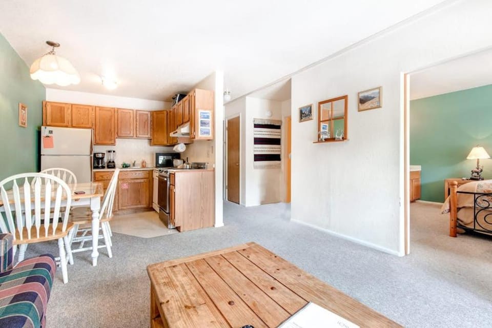 Top-floor mountain view condo with fireplace pool & hot tub - steps to shuttle House in Park City