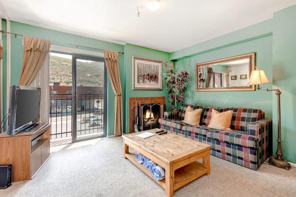 Top-floor mountain view condo with fireplace pool & hot tub - steps to shuttle House in Park City