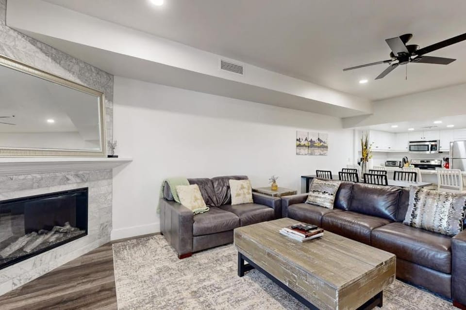 Modern condo with shared pool & hot tub Ski-in - ski-out free WiFi House in Park City