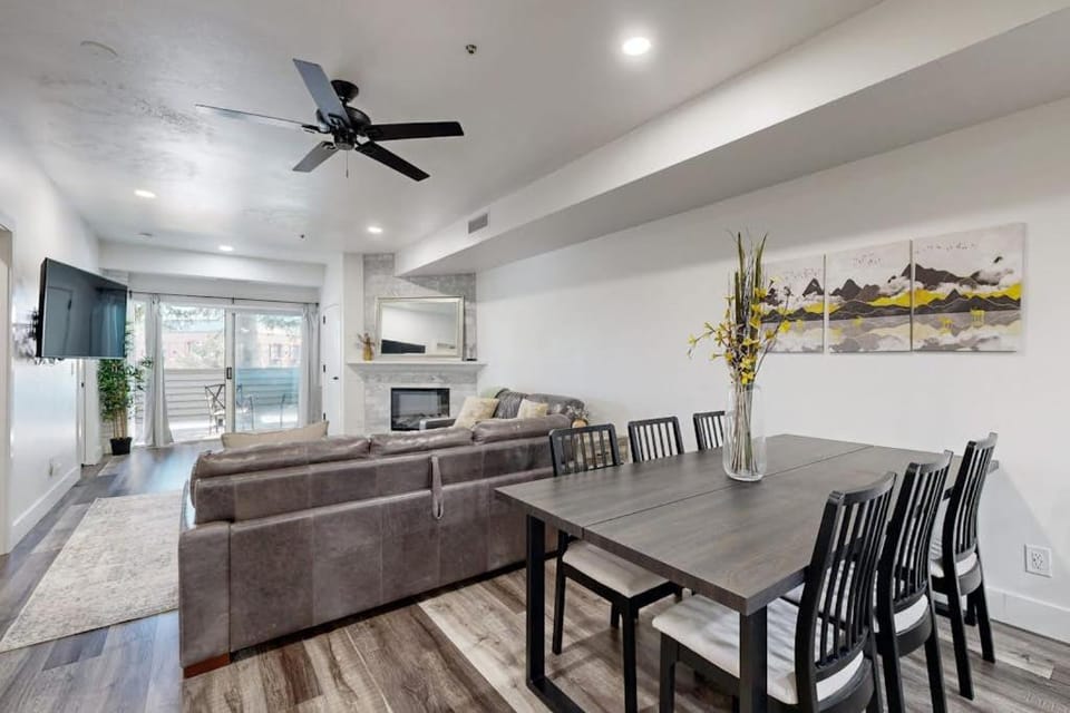 Modern condo with shared pool & hot tub Ski-in - ski-out free WiFi House in Park City
