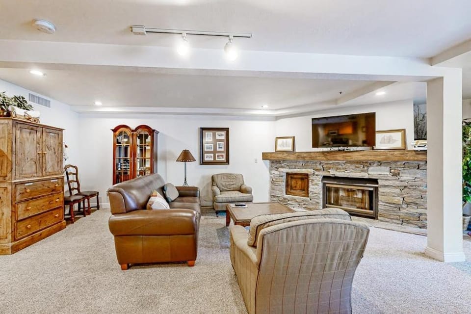 Spacious ski-in - ski-out Resort with Pool - On Bus Line House in Park City
