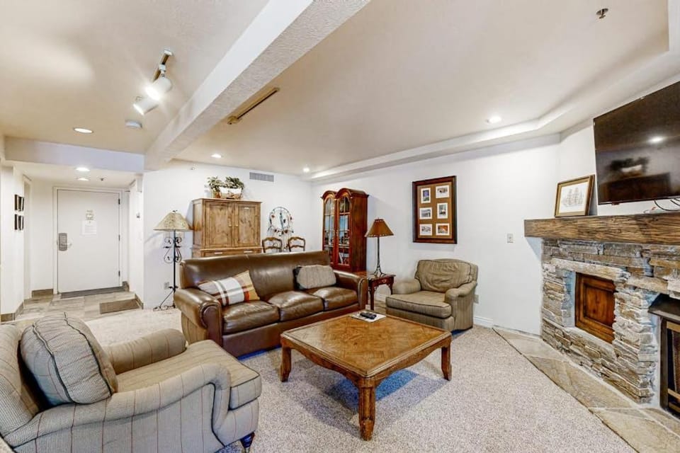 Spacious ski-in - ski-out Resort with Pool - On Bus Line House in Park City