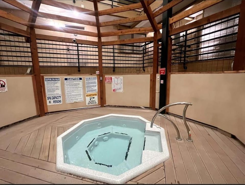 Cozy Mountain Getaway with Hot Tub - Near Slopes Links & Shuttle House in Park City