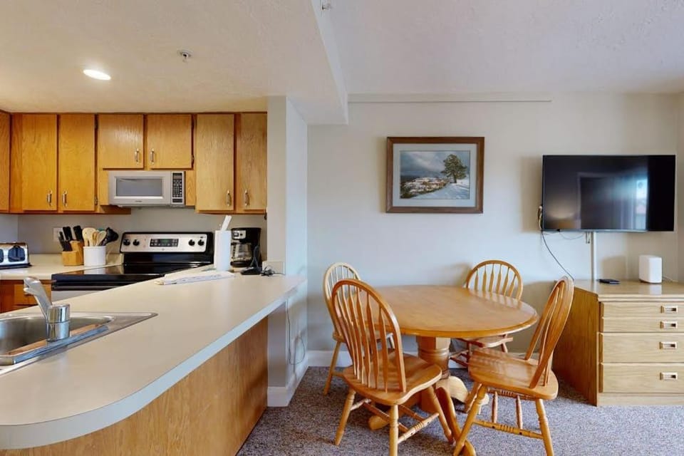 Mountain-view condo with fireplace near skiing & main street on shuttle route House in Park City