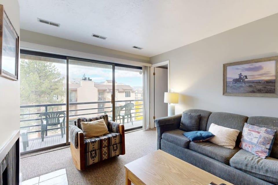 Mountain-view condo with fireplace near skiing & main street on shuttle route House in Park City