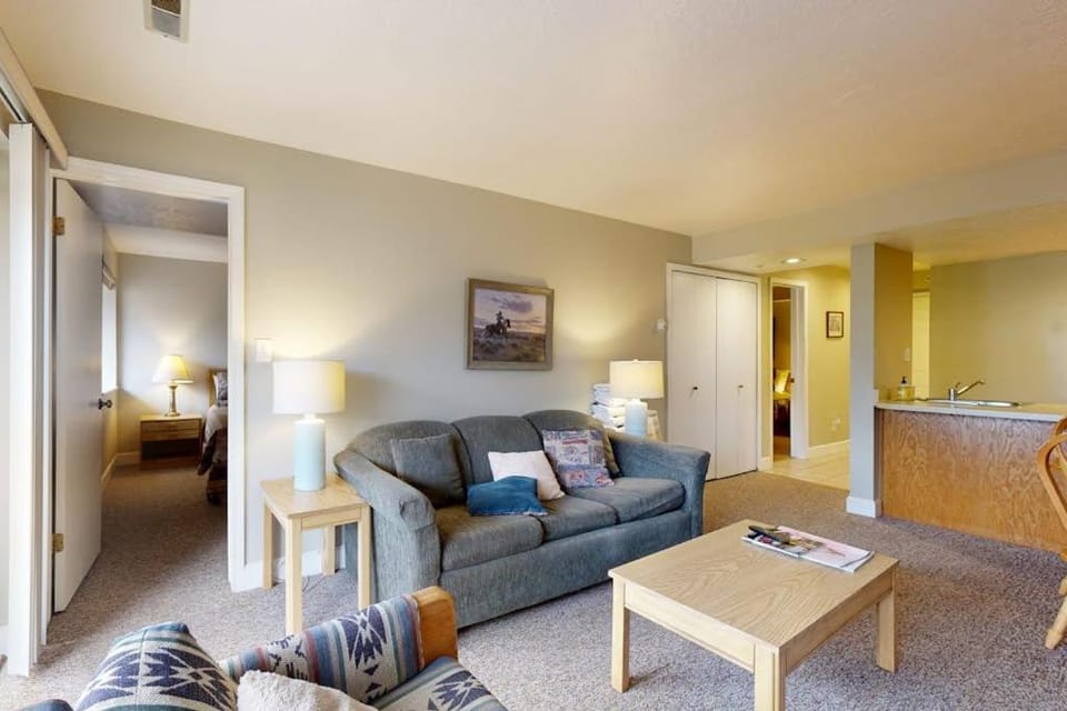 Mountain-view condo with fireplace near skiing & main street on shuttle route House in Park City
