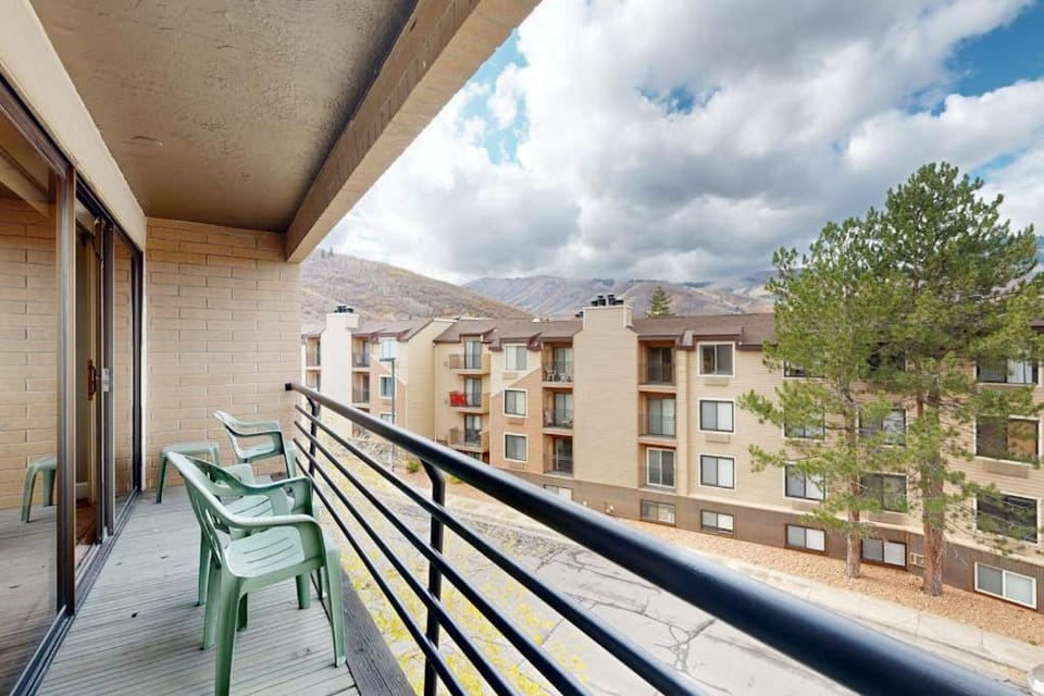 Mountain-view condo with fireplace near skiing & main street on shuttle route House in Park City