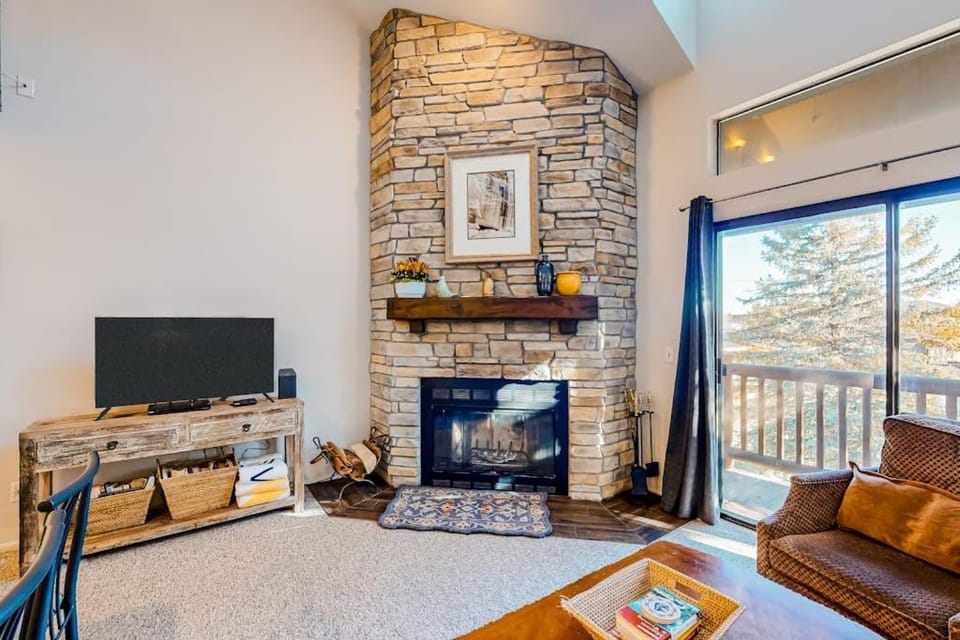 Condo close to ski lifts & Sundance Film Festival with fireplace & on-site hot tub House in Park City