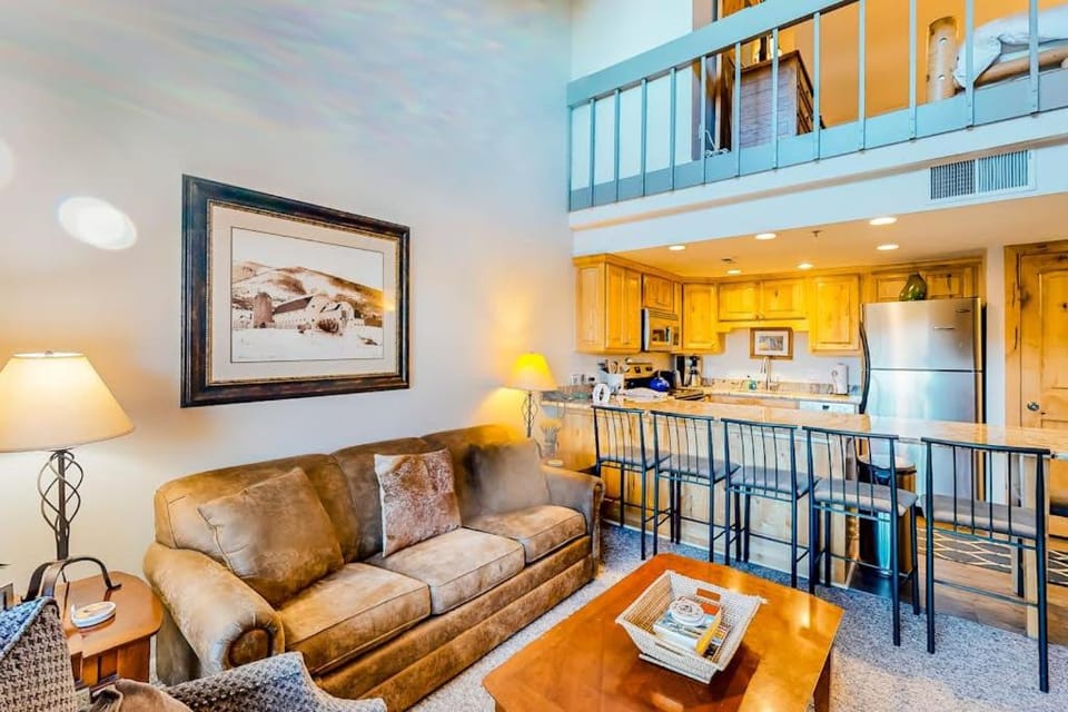 Condo close to ski lifts & Sundance Film Festival with fireplace & on-site hot tub House in Park City