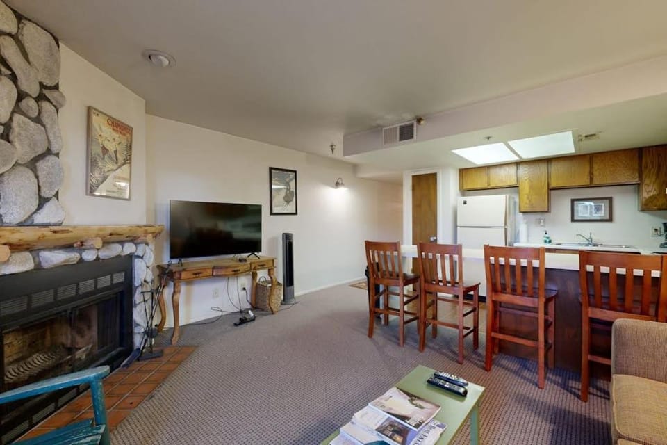 Powder Pointe Condo with Hot Tub - Walk to Three Kings Lift House in Park City