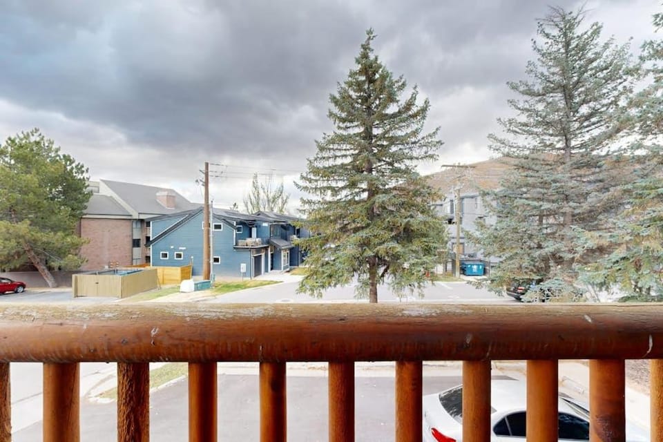 Powder Pointe Condo with Hot Tub - Walk to Three Kings Lift House in Park City